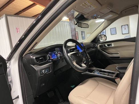 Used 2023 Ford Explorer XLT w/ Equipment Group 202A image 8