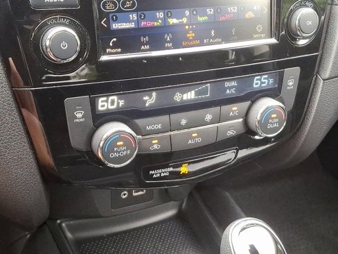 Used 2019 Nissan Rogue SV image 16