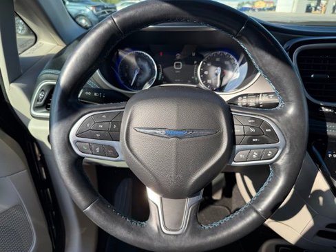 Used 2021 Chrysler Pacifica Touring-L image 19