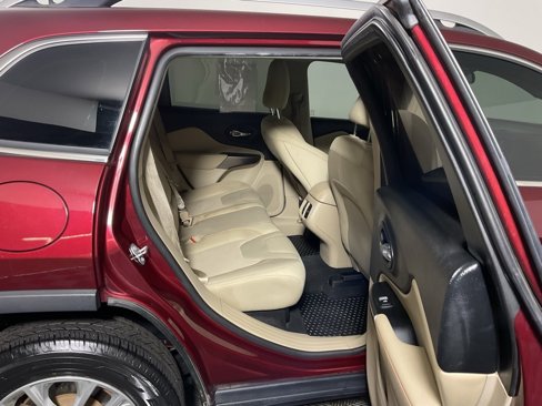 Used 2019 Jeep Cherokee Latitude w/ Cold Weather Group image 32