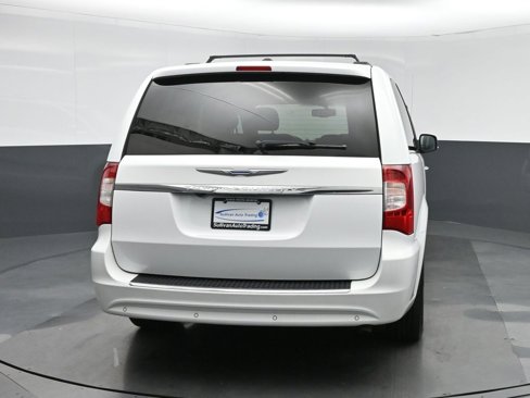 Used 2015 Chrysler Town & Country Touring-L w/ Driver Convenience Group image 6