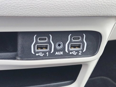 Used 2024 Chrysler Pacifica Touring-L image 35