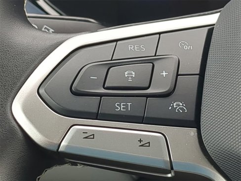 Used 2024 Volkswagen Taos SE w/ Panoramic Sunroof Package image 25