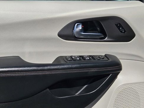 Used 2020 Chrysler Pacifica Touring-L image 19