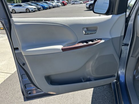 Used 2014 Toyota Sienna XLE image 10