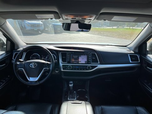 Used 2018 Toyota Highlander XLE image 26