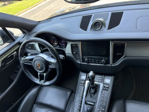 Used 2017 Porsche Macan Turbo image 34