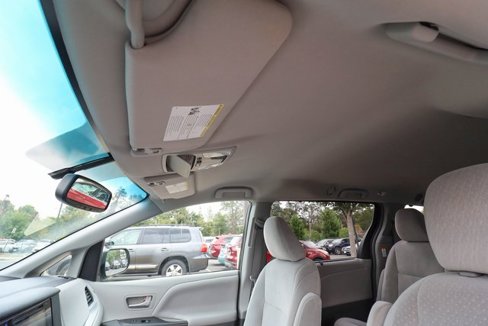 Used 2015 Toyota Sienna LE image 32