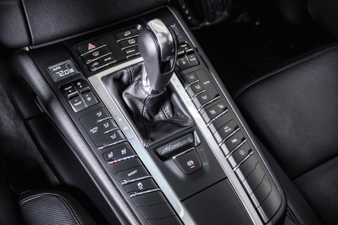 Certified 2018 Porsche Macan image 24