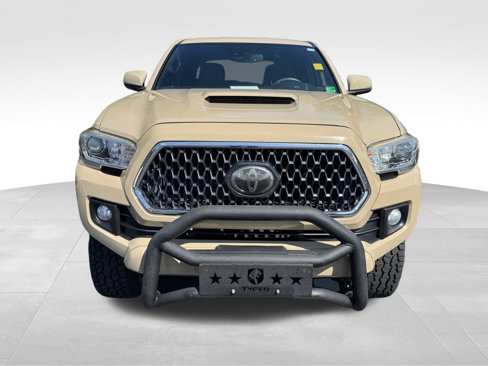 Used 2018 Toyota Tacoma TRD Sport image 2