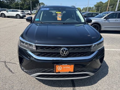 Certified 2024 Volkswagen Taos SE image 3