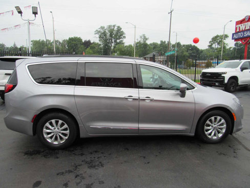 Used 2017 Chrysler Pacifica Touring-L image 5