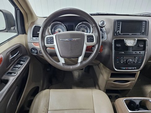 Used 2015 Chrysler Town & Country Touring-L w/ Driver Convenience Group image 5