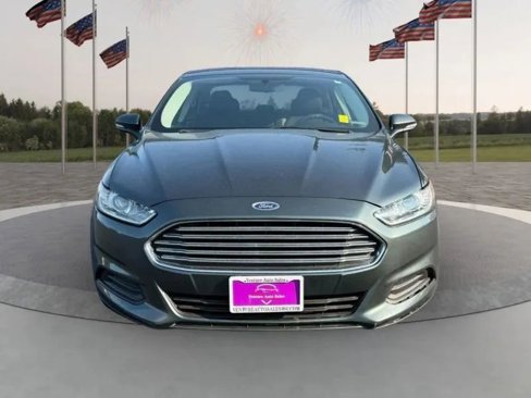 Used 2016 Ford Fusion SE image 2
