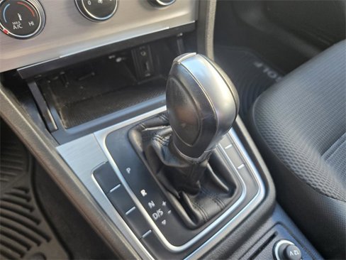 Used 2017 Volkswagen Golf S image 20