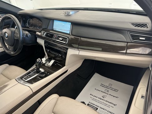 Used 2014 BMW 750Li xDrive image 32