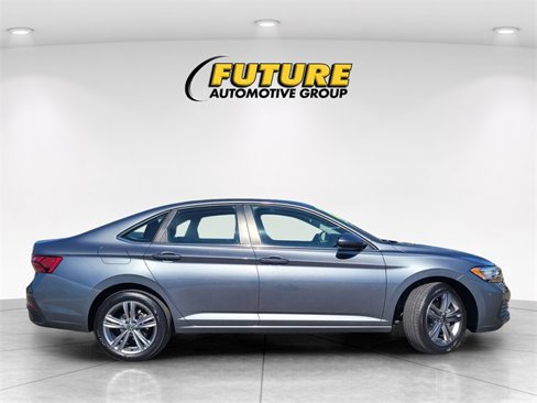 Used 2024 Volkswagen Jetta SE image 3