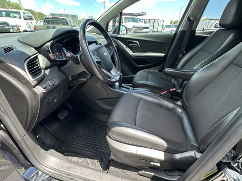 Certified 2022 Chevrolet Trax LT w/ Midnight Edition image 28