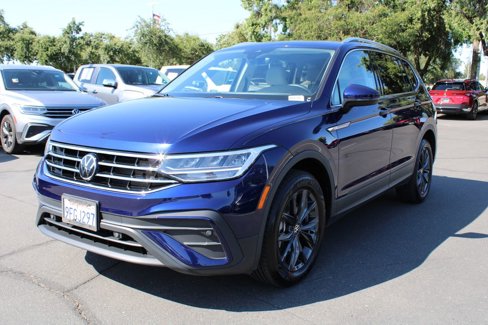 Used 2024 Volkswagen Tiguan SE w/ Panoramic Sunroof Package image 3