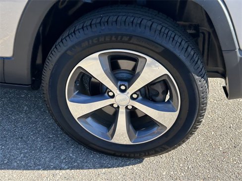 Used 2019 Jeep Cherokee Limited w/ Luxury Group image 5
