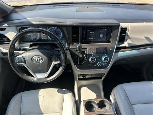 Used 2016 Toyota Sienna XLE image 9