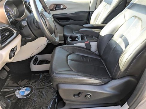 Used 2017 Chrysler Pacifica Touring-L image 15