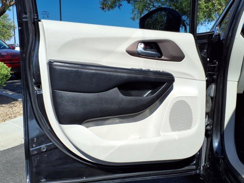 Used 2019 Chrysler Pacifica Touring-L image 21