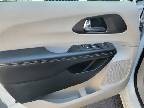 Used 2022 Chrysler Voyager LX image 10