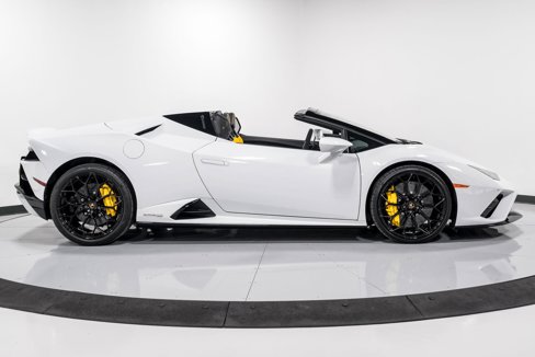 Used 2023 Lamborghini Huracan EVO image 2