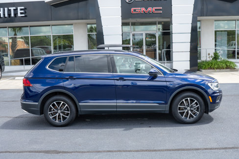 Used 2021 Volkswagen Tiguan SE w/ Panoramic Sunroof Package image 2