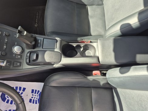Used 2011 Lexus CT 200h image 18