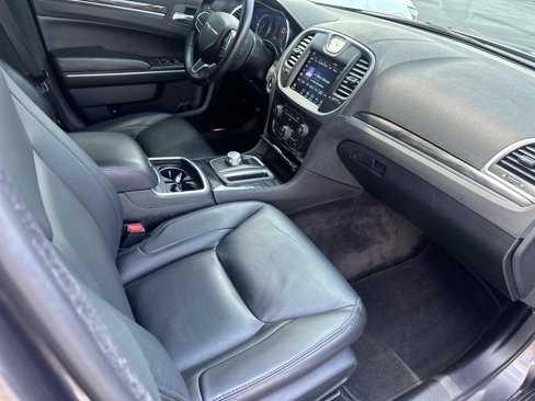 Used 2018 Chrysler 300 Touring L image 28