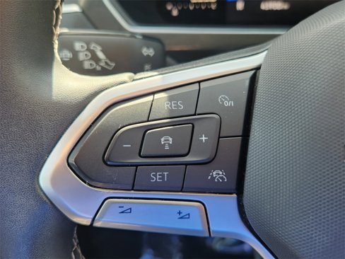 Used 2022 Volkswagen Tiguan SE w/ Panoramic Sunroof Package image 25