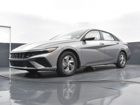 Used 2025 Hyundai Elantra SE image 27