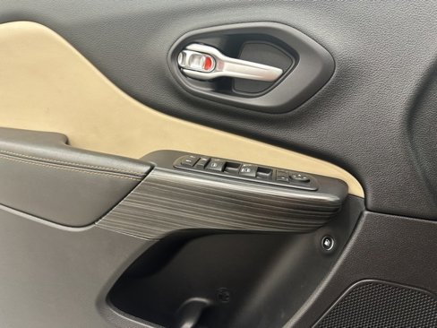 Used 2016 Jeep Cherokee Limited image 32