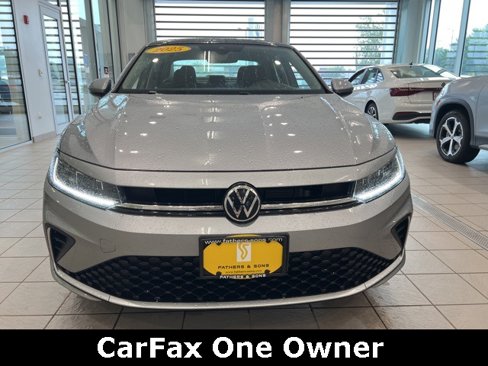 Used 2025 Volkswagen Jetta SE image 2