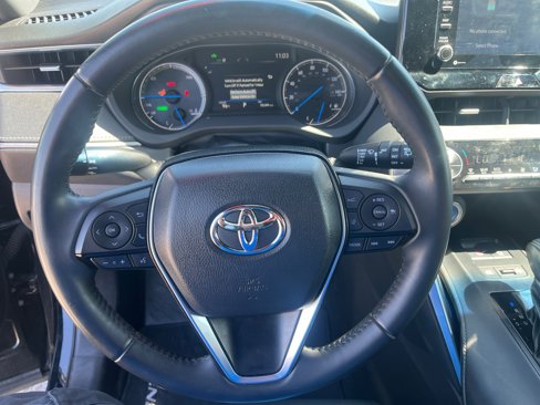 Used 2022 Toyota Venza XLE image 9