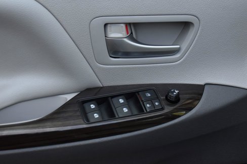 Used 2015 Toyota Sienna XLE image 30