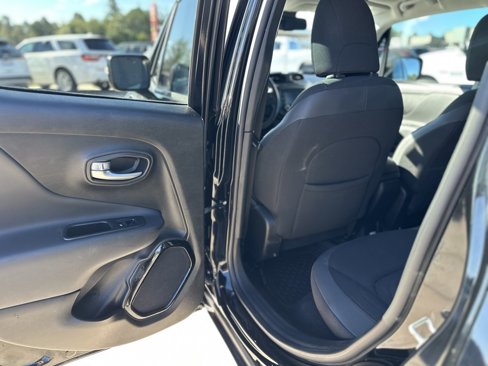 Used 2017 Jeep Renegade Altitude image 12