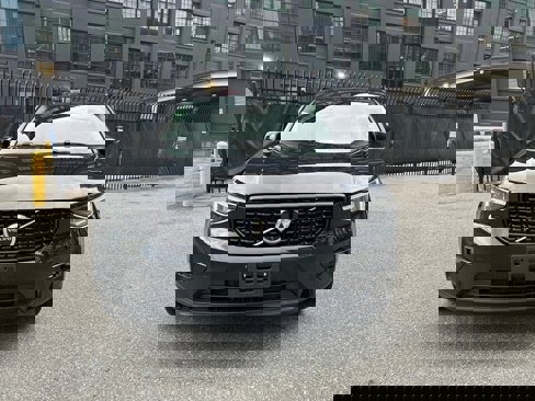 Certified 2025 Volvo XC40 B5 Plus image 1