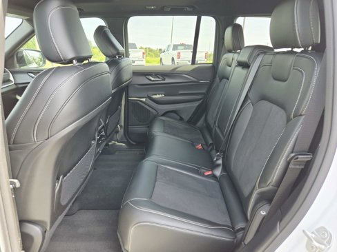 Used 2024 Jeep Grand Cherokee Altitude image 14