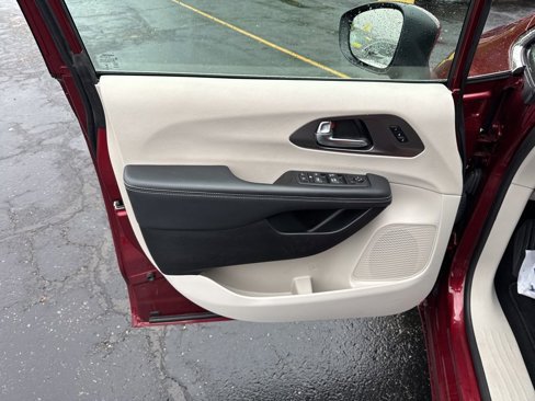Used 2023 Chrysler Pacifica Touring-L image 17