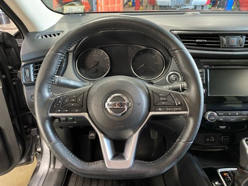 Used 2018 Nissan Rogue SV w/ Premium Package image 26