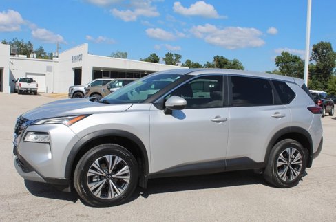 Used 2022 Nissan Rogue SV image 2