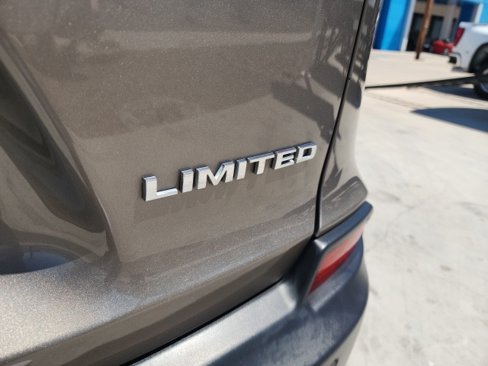 Used 2019 Jeep Cherokee Limited w/ Luxury Group image 12