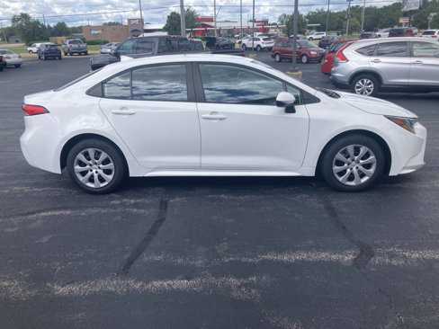 Used 2022 Toyota Corolla LE image 2