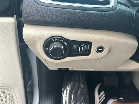 Used 2016 Chrysler 200 Limited w/ Convenience Group image 13