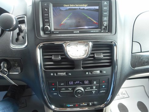 Used 2015 Chrysler Town & Country Touring image 14