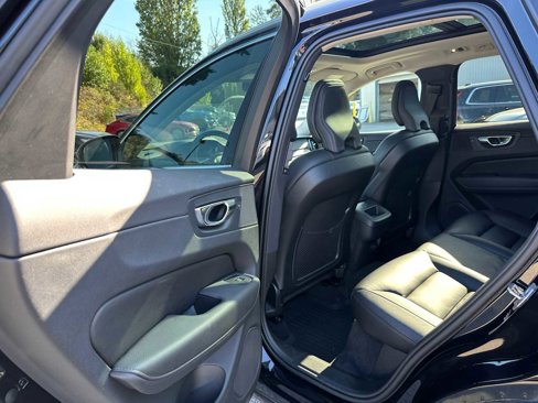 Used 2021 Volvo XC60 T5 Momentum w/ Premium Package image 16