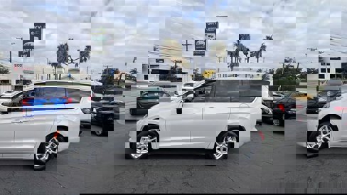 Used 2017 Chrysler Pacifica Touring image 2